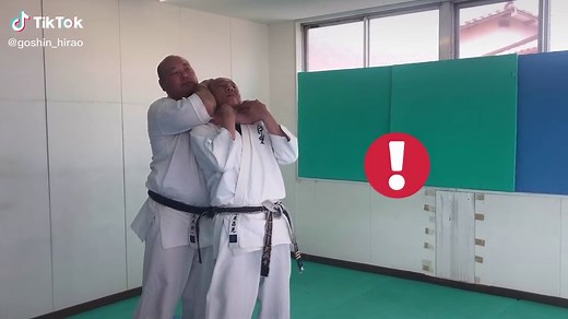 首を締められた時の護身術の対処法