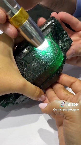 This time last year I had the privilege of holding “The Rhino Emerald” owned by Eshed Gemstar during Gem Geneve, this encounter paved the way for the most extraordinary trip of my career: visiting @Gemfields Kagem Emerald Mine in Zambia. You can read all about it on my blog, link in bio. “The Rhino Emerald” is the largest uncut emerald 7,525 carats (1.505 kg) according to Guinness World Records™️ certificate…This is the largest high quality emerald ever found in Gemfields Kagem mine in Zambia, a
