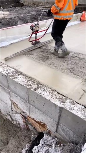 Smoothing process of the poured concrete floor