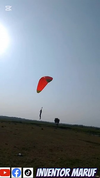 নিজের বানানো প্যারাগ্লাইডার দিয়ে আকাশে উড়া