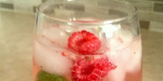 Fresh Raspberry Mojito