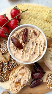 🔥🥣 Die 3 beliebtesten Dips aus dem ZauberTopf Club! Mozzarella Dip, Tomaten-Feta Dip und Dattel Dip mit Crème fraîche! 🚀Alle in nur wenigen Minuten mit dem Thermomix® gemacht! 😍 Perfekt für deinen Osterbrunch oder die nächste Party. Welcher ist dein Favorit? ⬇️ Alle 3 Dips sind für 4 Personen Mozzarella Dip 10 Blatt Basilikum 1 Zehe Knoblauch, geschält 50g getrocknete Tomaten ( ohne Öl) 20g Tomatenmark 200g Frischkäse 125g Mozzarella, geviertelt 20g Olivenöl, evt. etwas mehr Salz und Pfeffer