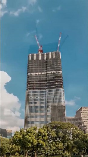 How cranes get on top of the building🤔