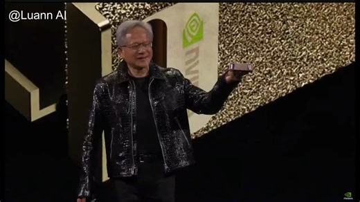 NVIDIA 首席执行官黄仁勋 (Jensen Huang) 宣布推出 GB10 超级芯片 GPU+CPU 套件，适用于配备 1 petaFLOPS 计算能力和