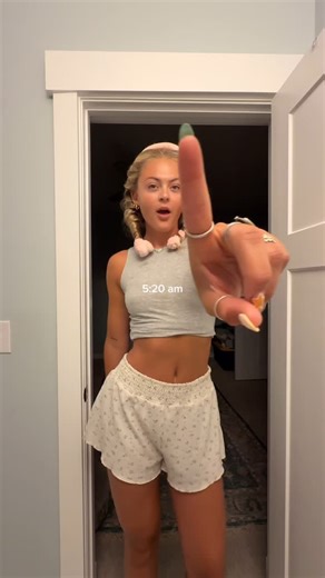 ashlen | get up & move 🌞 on Instagram: "my ideal morning 🌞🌸🤸🏼‍♀️🫶🏻 supplements code ash @pescience fit code ashlen @buffbunny_collection Monday mornnnning !!! Have the best week !!! #gymmotivation #morningmotivation #mondaymorning #mondaymotivation #morningroutine #morningworkout #workoutmotivation #fitnessmotivation #productivity #5amclub"