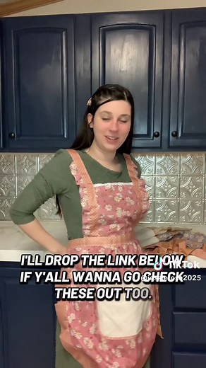 I love the homesteading vintage look, and these vintage homesteading aprons are so perfect for my kitchen ##VintageAprons##HomesteadingAprons##VintageFloralAprons##FloralAprons##Homesteading