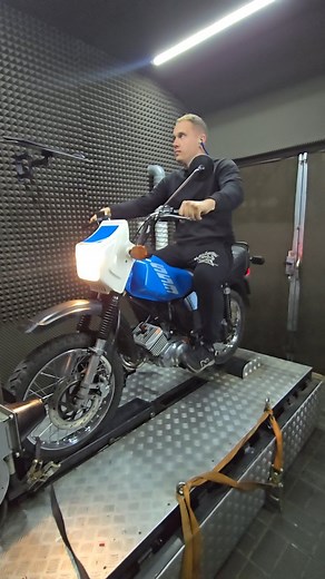 Simson s53 enduro Pana Marka dostal nowe życie 😁 Na filmie testujemy masz najlepiej dopracowany cylinder 85cc , naszej produkcji stage 2 ktory ma 13-15km, Testowaliśmy ten cylinder blisko rok czasu zanim zaczęliśmy go montować dla naszych klientów. Całość w pięknym Egzemplarzu których już coraz mniej w takim stanie, praktycznie wszytko w oryginale. Zapraszamy do kontaktu : Email kontakt: info@chyloracing.com lub telefoniczny 536 901 326 Zapraszamy również na stronę chyloracing.pl gdzie znajdzie