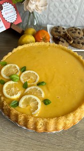 💢 TARTE RENVERSÉE AU CITRON VANILLE 💢 J’en avais trop envie. Après vous partagez celle à la fraise je me suis dit beaucoup pourquoi pas essayé au citron sans la meringue. Ingrédients pour la génoise Madeleine : 3 œufs 180 gr de sucre 80 gr de beurre fondue 110 ml d’huile de tournesol 6 gr de levure chimique 40 ml de crème liquide entière 190 gr de farine Une pincée de sel Une gousse de vanille ( @vanissa.fr ) Mélangez les œufs, le sucre et la crème liquide. Ajoutez le reste des ingrédients et 