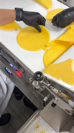 Manos Criollas usa | Que está revolucionando mi producción de empanadas? Mi nueva máquina de @ferrero_machines . 🥟✨ Con una capacidad impresionante de 2000... | Instagram
