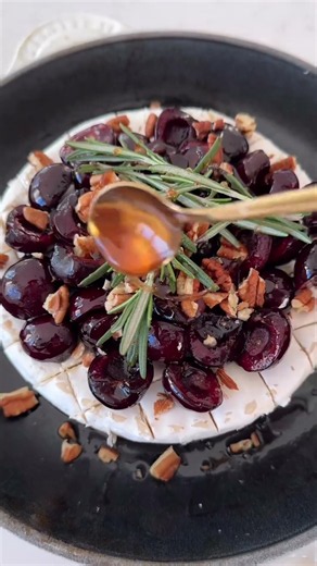 🍒 Move over caramel- the tastiest dip for apples has arrived and it could not be any easier!
