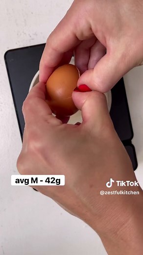 🥚🥚🥚 Average weight of each size of egg: – Medium: 42 grams – Large: 50 grams – Extra-large: 57 – Jumbo: 61 *XL tends to have the most variation in weight Using too LARGE of eggs is generally not much of a problem but using too SMALL eggs can have a huge impact on texture (i.e. cookies and cakes) and yield (custards and fillings). Our recommendation: always, always, always cook with LARGE eggs. if you don’t have large eggs be sure to weigh out your eggs and shoot for a weight that is equal to:
