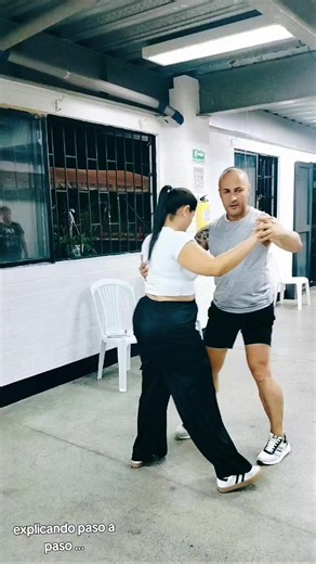 Clase de Baile Paso a Paso: Aprende a Moverte con Pasión