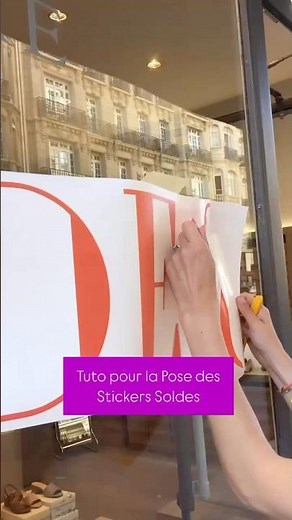 Tuto pour bien coller vos #stickers #soldes sur les #vitrines de votre #magasin #merchandising