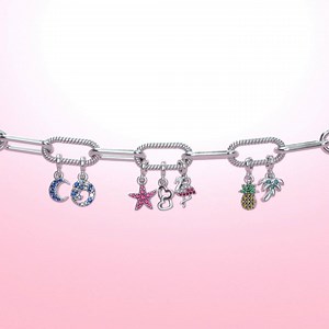 De nieuwe Pandora Me collectie is nu beschikbaar: laat elke kant van je zien – vertel je eigen verhaal ❤ Vier van de nieuwe bedels en één oorknop zijn ontworpen in samenwerking met het prachtige stijlicoon Millie Bobby Brown en bieden je een verscheidenheid aan unieke stylingmogelijkheden. Naast 🐢,🌊 and🍍 zijn dat de roze zeester en de flamingo. https://go.pandora.net/2VsJlbY La nouvelle collection Pandora Me est maintenant disponible: montrez chaque côté de vous-même – racontez votre propre h