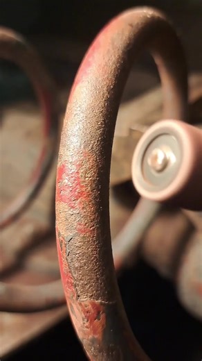 Second step in restoring the suspension springs of my Lexus LS400. After removing the loose rust and paint with a wire brush, I used a rotary tool with a sanding drum to smooth the surface and clean off the remaining rust. This prepares the springs for the next steps: sandblasting and coating. #LexusLS400 #springrestoration #sanding #rotarytool #classiccar