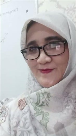 jujur ibu kurang bisa komputer, simpro ini tampil menggunakan power poin Ikbal anak ibu jadi guru