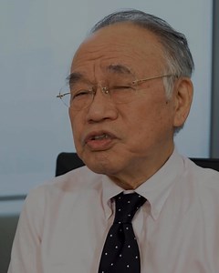 La BPCO (Broncopneumopatia Cronica Ostruttiva) è una malattia infiammatoria cronica caratterizzata da un’ostruzione continua del flusso d’aria nei polmoni, tosse persistente, con o senza catarro, fame d’aria. È la terza causa di morte nel mondo e si stima riguardi complessivamente tra 300 e 400 milioni di persone. Cosa significa conviverci? E perché è importante parlarne e informarsi correttamente? In questo video ce lo raccontano Hirokazu, Rita e Bruno che, ogni giorno, vivono la propria quotid