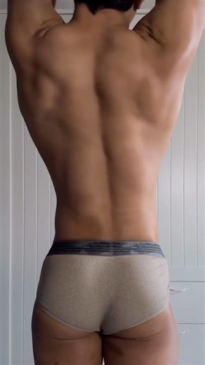 Justin | Online Fitness Coach on Instagram: "First thing in the morning VS lasting adrenaline - gym! #aesthetic #asianboy #transformation #gymtraining #workoutroutine #fitnesscoach #fitnesstrainer #upperbody #lowerbody #backday #glutes #underwearmodel #asianmen #morning"