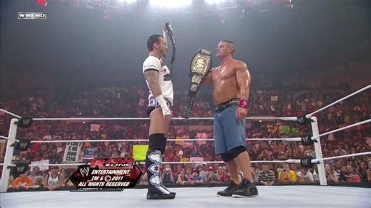 [名场面]CM朋克携WWE冠军回归 冠军见冠军(2011raw)