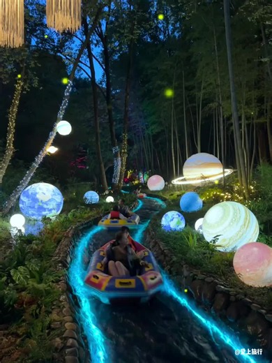Nighttime forest rafting in Changzhou, Jiangsu turns summer evenings wonderfully romantic! It feels like drifting into a flowing river of stars. This rafting trip is simply too dreamy! #ChinaTravelNow #Changzhou #NightAdventure #SummerVibes