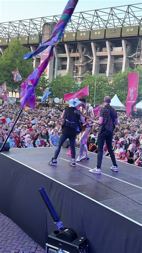 Twickenham Rugby Fans Sing Along to Epic Anthems
