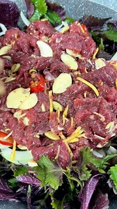 Gửi tặng anh chị công thức làm món bò siêu nhanh và đơn giản. Bò Hấp Tía Tô: Thịt bò: 500gr Tía tô, lá lốt: 200gr Hành Tây: 100gr Xả: 50gr Gừng: 20gr Ớt sừng: 5gr Dầu hào: 20gr Hạt nêm: 5gr Đường: 10gr Tiêu: 3gr Dầu ăn: 30gr Sốt chấm: Tương bần: 50gr Đường: 30gr Tỏi, ớt, gừng: vừa đủ Chúc Anh Chị thành công | Tuyền Cooking