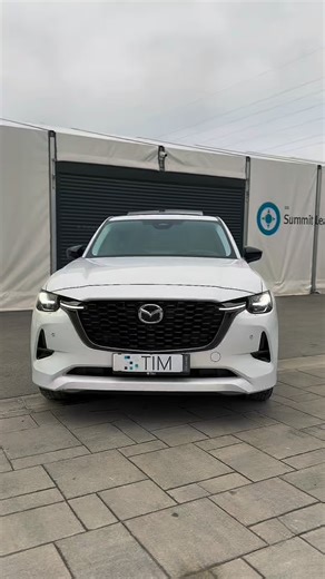 TIM avtomobili Sašo Čakš on Instagram: "🔥 MAZDA CX-60 3.3 D254 MHEV AWD HOMURA 🔥 Ko dizel pokaže, kako se to dela. 254 KM čiste moči, AWD štirikolesni pogon, 8-stopenjski avtomatik in blagi hibrid (MHEV) za brutalno gladko vožnjo in nizko porabo. To ni navaden SUV – to je premium orodje za vsak dan. 🖤 HOMURA paket – BLACK Optik 🛞 20” original MAZDA HOMURA Black ALU (zimske gume) 🌌 Panoramska streha z električnim pomikom 👁 Virtualni cockpit + HEAD-UP display 💡 Adaptivni MATRIX LED žarom