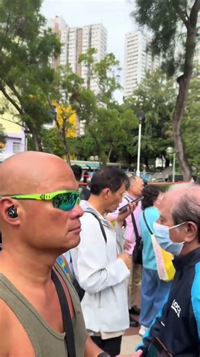 A large number of Hong Kong citizens queued up for 2 kilometers to lay flowers and pay the