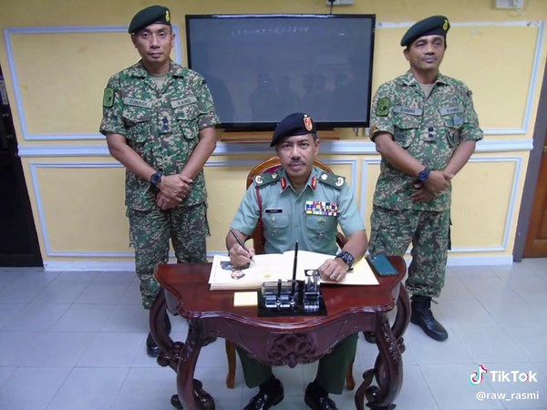 𝐏𝐄𝐑𝐉𝐔𝐌𝐏𝐀𝐀𝐍 𝐀𝐒𝐈𝐒𝐓𝐄𝐍 𝐏𝐀𝐍𝐆𝐋𝐈𝐌𝐀 𝐏𝐀𝐒𝐔𝐊𝐀𝐍 𝐒𝐈𝐌𝐏𝐀𝐍𝐀𝐍 𝐁𝐄𝐑𝐒𝐀𝐌𝐀 𝐖𝐀𝐑𝐆𝐀 𝐑𝐄𝐉𝐈𝐌𝐄𝐍 𝟓𝟎𝟗 𝐀𝐒𝐊𝐀𝐑 𝐖𝐀𝐓𝐀𝐍𝐈𝐀𝐇 Pulau Pinang - Asisten Panglima Pasukan Simpanan, Mej Jen Dato' Mohammad Razeif bin Che Ahmad, telah hadir ke Rejimen 509 Askar Wataniah pada 16 Mei 2025 bagi bertemu dengan warga Rej 509 AW. APPS telah disambut oleh Timbalan Komander Rej 509 AW, Lt Kol Mohamad Zunaidi bin Atimin bertempat di Kem Lebuhraya Peel, Pulau Pinang. APPS meluan