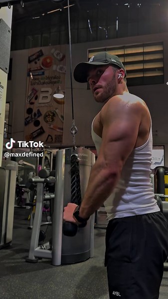 Keeping it old skool💯. The regular tricep pushown has always been my favorite tricep exercise. I feel no exercise better in the tricep!🦾 let me know which tricep exercise is your favorite in the gym!! #armtraining #triceps #gymlife #gymtok #howtogetbigarms
