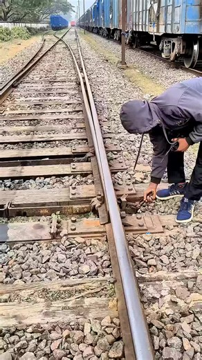 Precision Manual Points Switching Techniques for Safety