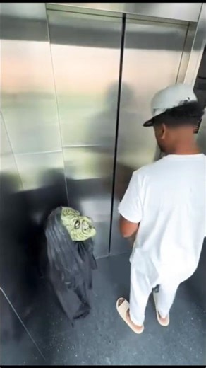 Prank Teman Jadi Setan👹 #prank #prankvideo #prankpocong #prankghost #ghost #funnyprank #shorts
