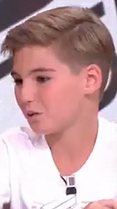 👉👀Con tan solo ocho años, Lucas Paulano ha hecho historia en la televisión española al convertirse en el ganador más joven de La Voz Kids. Su conmovedora interpretación del clásico Algo de mí, de Camilo Sesto, no solo emocionó al jurado, sino que conquistó por completo al público. Con una voz y actuación inolvidables sobre el escenario, este pequeño talento de Jaén logró lo que muchos sueñan durante años: ganarse el corazón de toda España. 😍Después de la final, Lucas se sentó en el plató de A