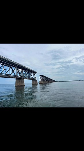 🌴 Throwback to one of the most magical spots in the Florida Keys: Bahía Honda State Park 🏖️ This place isn’t just about the postcard-perfect beaches (although the turquoise water and soft sand are unreal). The real star? The historic old Bahia Honda Rail Bridge — part of Henry Flagler’s legendary Overseas Railroad that once connected the Keys to mainland Florida all the way to Key West. Built in 1912, this bridge survived hurricanes, time, and even the brutal 1935 Labor Day Hurricane that ende