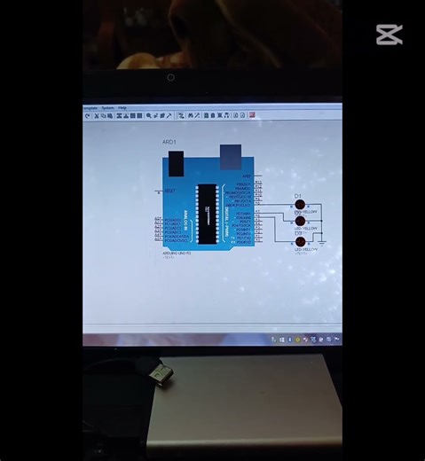clignotement de 3 leds reliées aux broches de la carte Arduino Uno avec simulation sous ISIS