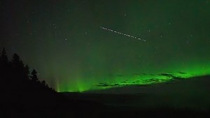 SpaceX Starlink 'train' passes over Northern Lights in 'Aurora Chasers' video