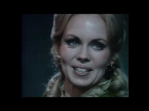 Dark Shadows : Laura and Angelique Meet. Short Clips From #756 & #757.