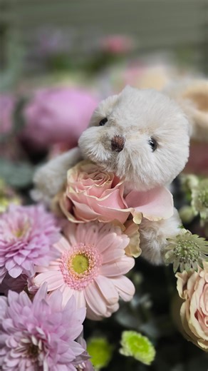 DEKORACJE KWIATOWE MIŃSK MAZOWIECKI * BUKIETY * KOMPOZYCJE on Instagram: "Ekskluzywny flowerbox XXL z dostawą - zamówienie specjalne 🚗 Przy takim gabarycie nie ma miejsca na błędy. Ten box to konkretne zamówienie specjalne - od wyboru róż, chryzantem i gerber, po bezpieczny transport pod drzwi. Zawsze stawiamy na gęstość i jakość, która broni się sama, a całość przygotowujemy tak, aby mimo mrozu czy wiatru, bukiet dotarł pod drzwi w nienaruszonym stanie. Szukasz konkretu, który zrobi wrażenie?