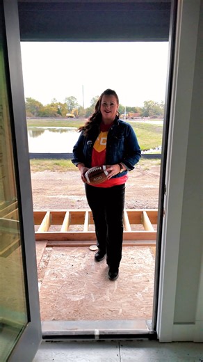 ❤️💛 𝐑𝐄𝐃 𝐅𝐑𝐈𝐃𝐀𝐘 𝐓𝐎𝐔𝐂𝐇𝐃𝐎𝐖𝐍𝐒 🏈 Move-in ready homes 𝘫𝘶𝘴𝘵 𝘪𝘯 𝘵𝘪𝘮𝘦 𝘧𝘰𝘳 𝘵𝘩𝘦 𝘩𝘰𝘭𝘪𝘥𝘢𝘺𝘴! 🎄 These standout builds are nearing the end zone—including the 𝗠𝗮𝗻𝗰𝗵𝗲𝘀𝘁𝗲𝗿 𝗥𝗮𝗻𝗰𝗵 and 𝗦𝘂𝗹𝗹𝗶𝘃𝗮𝗻 𝗜𝗜 by SAB Homes, plus the 𝗧𝗮𝘁𝘂𝗺 𝗥𝗲𝘃𝗲𝗿𝘀𝗲 by New Mark Homes—each offering a winning combo of style, comfort, and a prime location right here at the Ranch. ✨ 📍𝗧𝗵𝗲 𝗠𝗮𝗻𝗰𝗵𝗲𝘀𝘁𝗲𝗿 𝗥𝗮𝗻𝗰𝗵 by SAB Homes 16167 S. Kaw Street | Lot 81 MLS#: 2