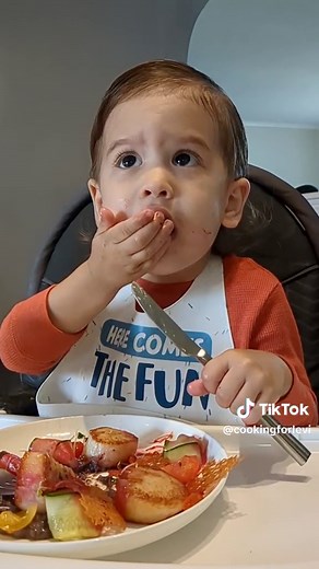 Levi eats seared sea scallops with coconut black rice and beetroot foam! #scallops #blackrice #cooking #toddlereats
