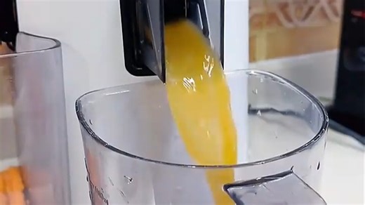 自然鲜榨果汁机JU101，健康美味一键开启，厨房必备好物，老人小孩都能享用，让每一天都充满活力！