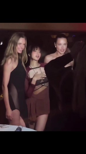 Lisa with Adriana Lima, Josephine Skriver and Tyla! 🤩