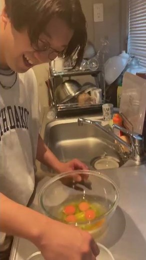 【検証】ニンニク触った指だと卵の黄身割れないって本当…？ #Shorts