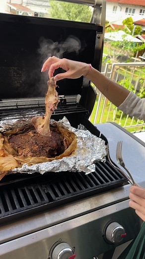 Perfekte Lammkeule auf dem Grill zubereiten