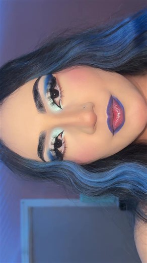 Transforma tu look con maquillaje azul