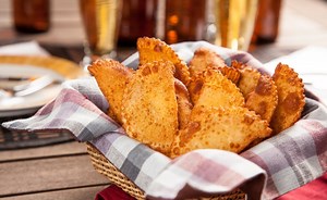 36 receitas de comida de boteco para fazer o happy hour em casa