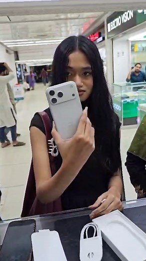 175K views · 1.2K reactions | Long-Lasting Battery এবং Premium Design এর কারনে iPhone 17 Pro Max সব দিক থেকে Unique! আমাদের সম্মানিত কাস্টমারও তাই বেছে নিয়েছে এই ফোনটি। ১ বছরের ওয়ারেন্টি সহ আপনিও কিনতে চলে আসুন Apple Gadgets-এ! | Apple Gadgets | Facebook