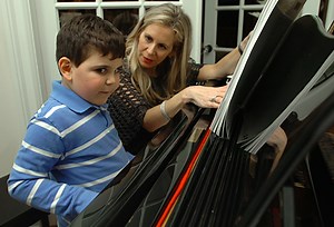 Piano playing child prodigy stuns music world