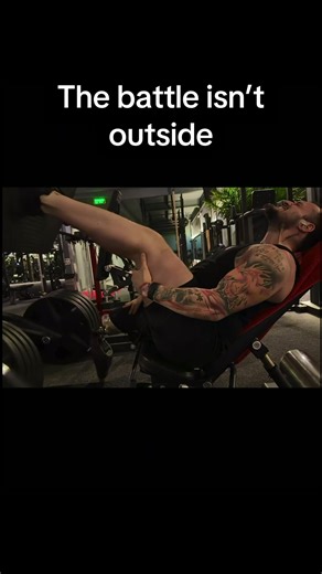 The battle isn’t outside. If you win in your mind, you win everywhere.🎭 #160kg / 🦿 #gym #bionic #amputee #trainhardorgohome