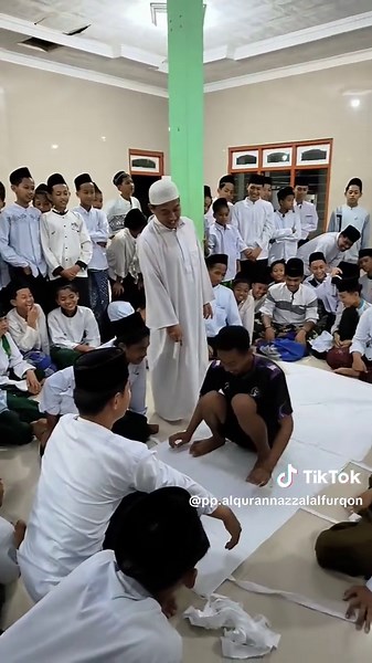 praktik mengkafani jenazah tata cara mengkafani dan mensholatkan mayit. di pimpin oleh pengasuh pp. Al Quran nazzalal furqon #promoseruweekend #fypシ゚viral #fypシ゚viral #trendi